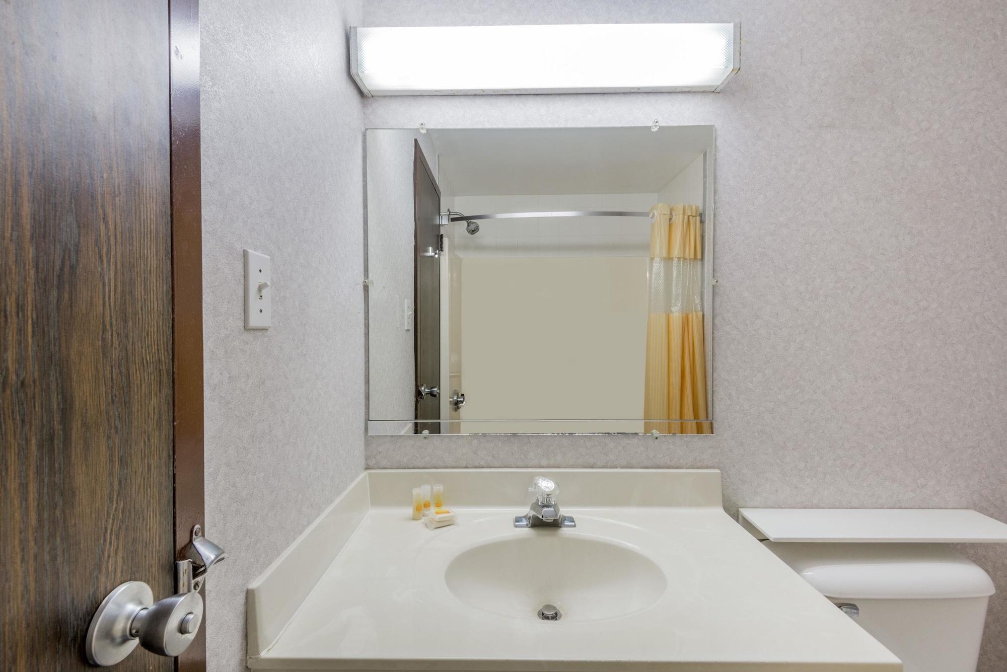 Days Inn By Wyndham Berlin Meriden Extérieur photo