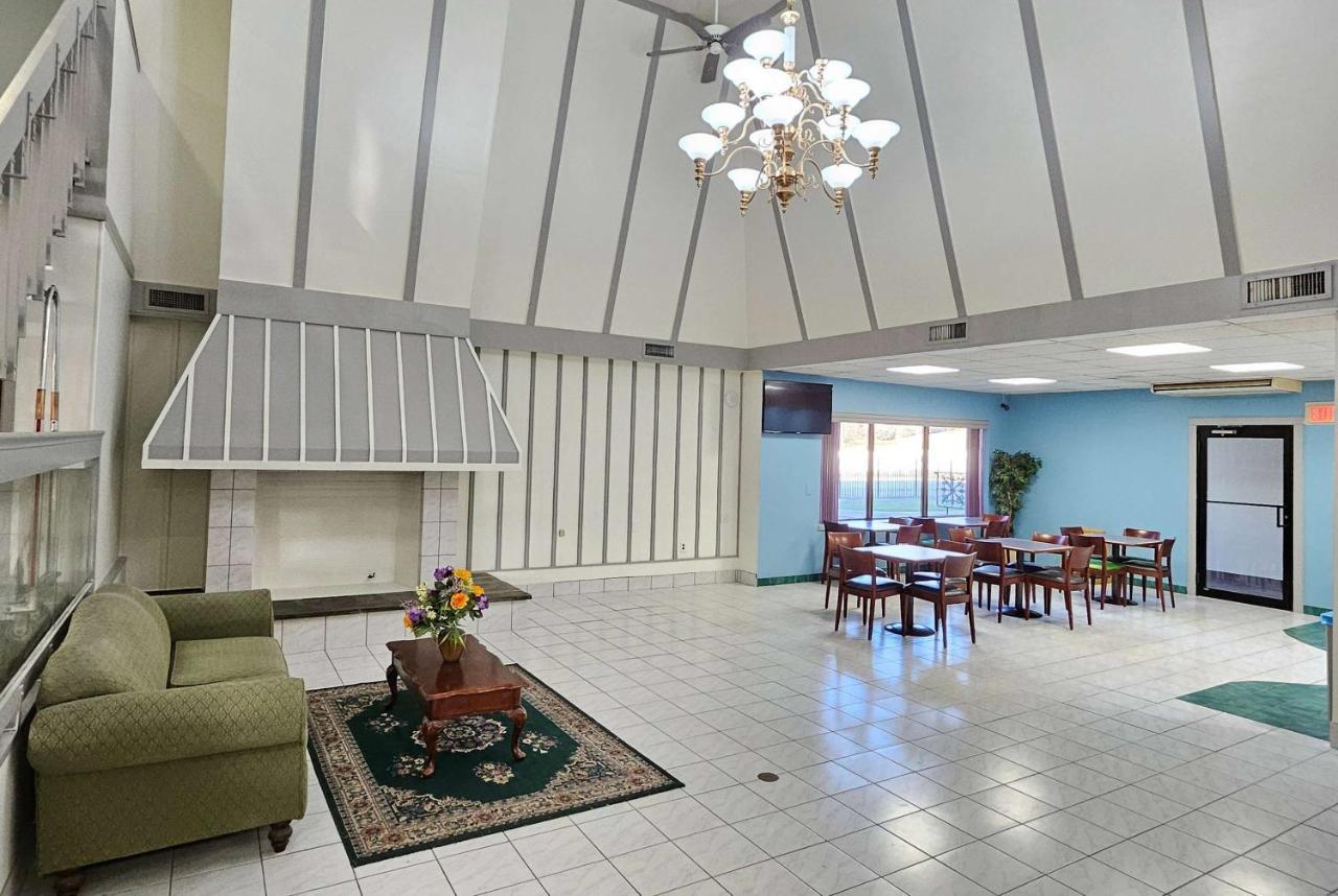 Days Inn By Wyndham Berlin Meriden Extérieur photo