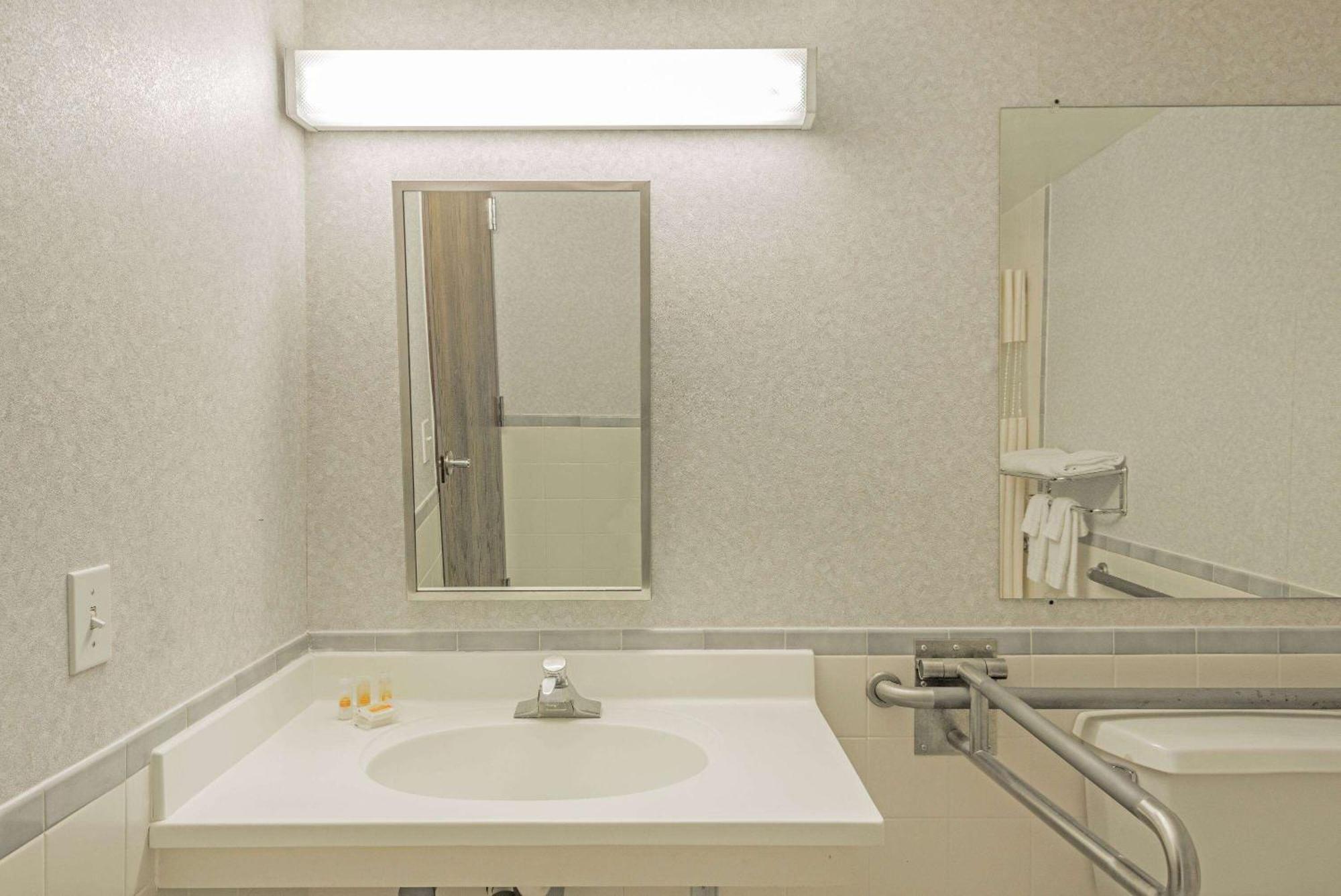 Days Inn By Wyndham Berlin Meriden Extérieur photo