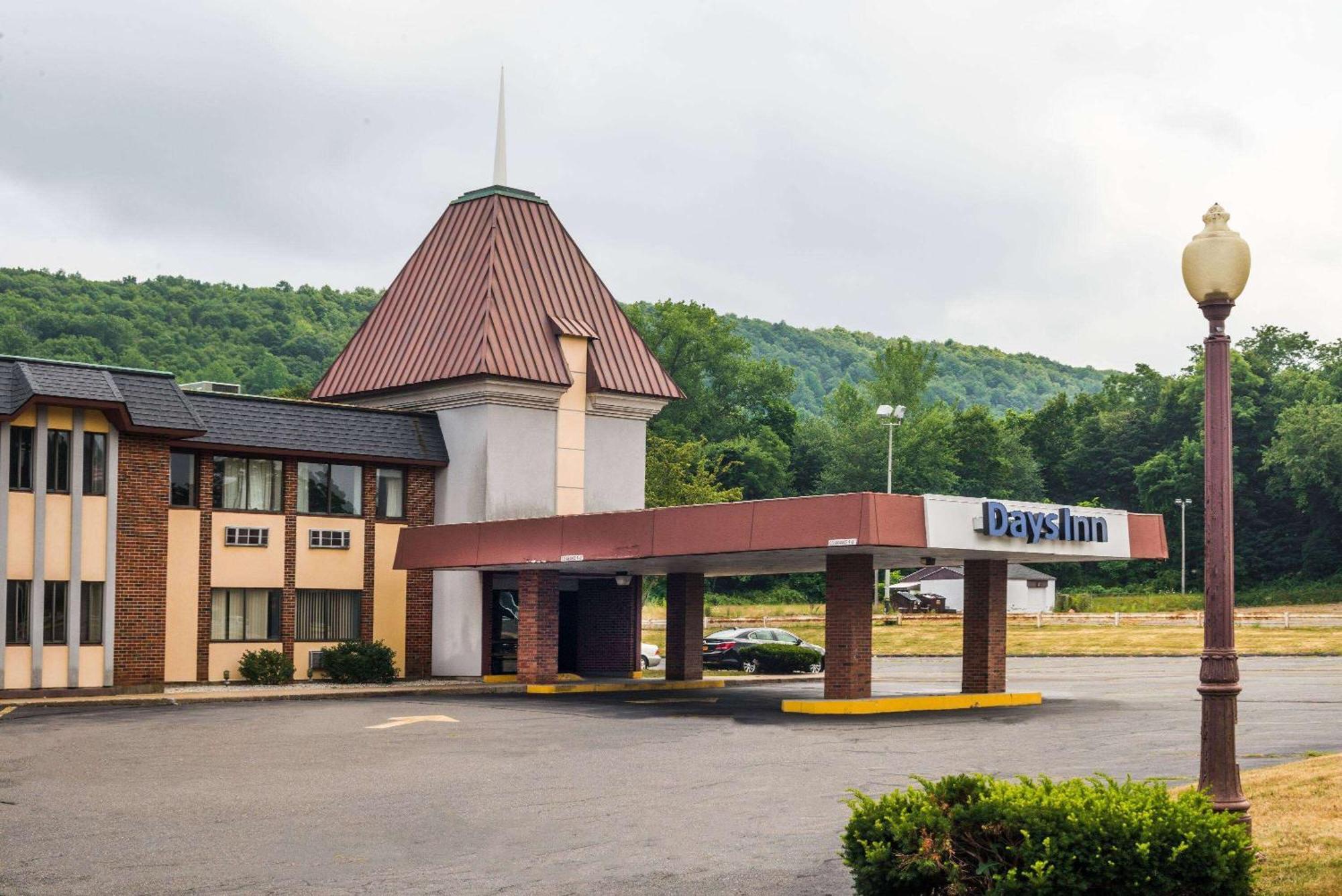 Days Inn By Wyndham Berlin Meriden Extérieur photo